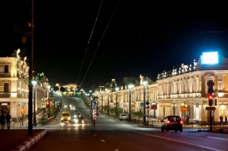 В Омске запретили рекламные короба на фонари и ЛЭП