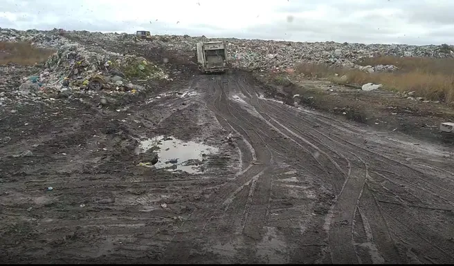 Водитель мусоровоза показал грязь на полигоне в Калачинске