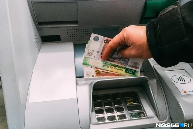 Омичка стала курьером мошенников, поверив в помощь государству