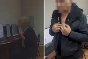 В Калачинском районе мужчина пересдавал ПДД с подсказками жены
