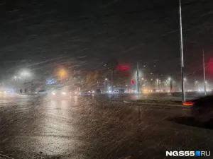 В Омске вечером пошёл мокрый снег с сильным ветром