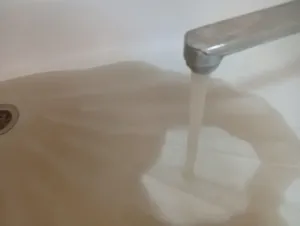 Омич пожаловался на ржавую горячую воду в доме на 3-й Молодежной