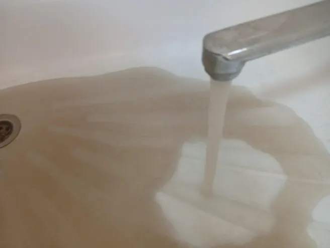 Омич пожаловался на ржавую горячую воду в доме на 3-й Молодежной