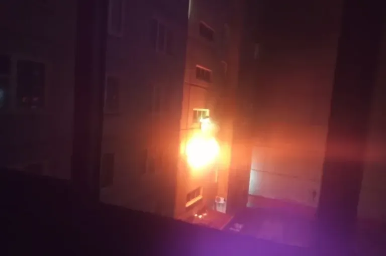 При пожаре в омской десятиэтажке спасли 18 человек