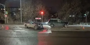 На перекрёстке в Омске столкнулись «Лада» и Nissan, пострадали четыре человека