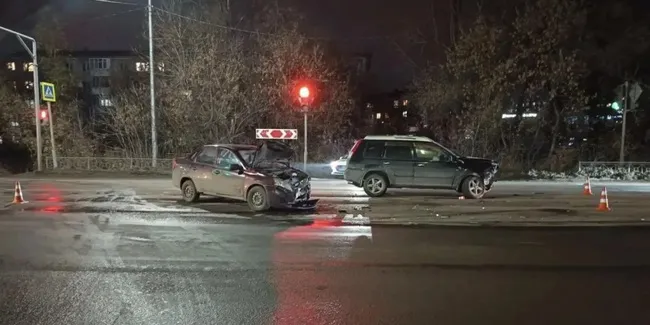На перекрёстке в Омске столкнулись «Лада» и Nissan, пострадали четыре человека