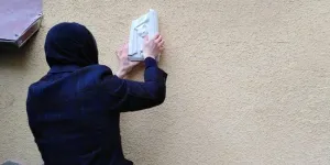На здании омского Камерного театра открыли барельеф кошке Лисистрате