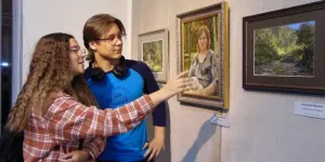 В Омске открылась юбилейная выставка художника Анатолия Мовляна