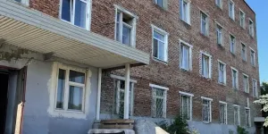 В Омске изымают комнаты в общежитии на Лесоперевалке для сноса
