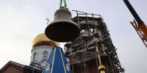 В Большеречье на колокольню строящегося храма установили купол и колокола