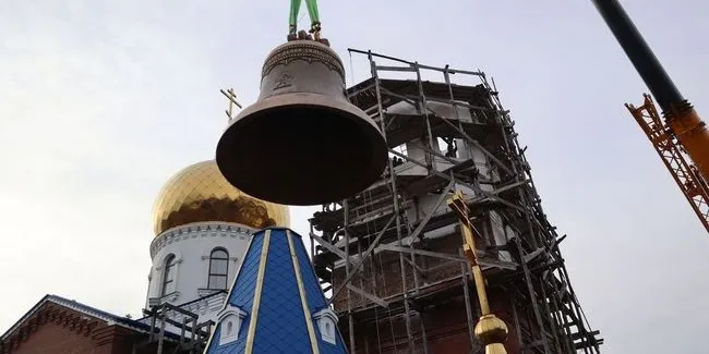 В Большеречье на колокольню строящегося храма установили купол и колокола